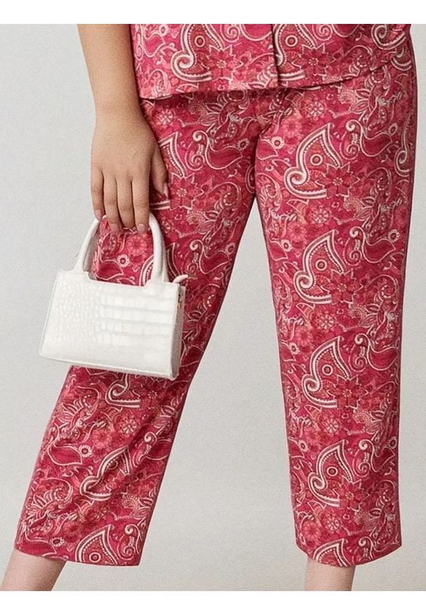 Sinsay - Spodnie ze wzorem Plus Size - różowy. Kolekcja: plus size. Kolor: różowy. Materiał: włókno