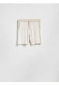 Reserved - Dzianinowe szorty z bawełny - beżowy. Kolor: beżowy. Materiał: dzianina, bawełna #1