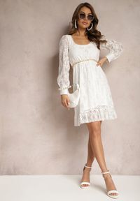 Renee - Biała Rozkloszowana Sukienka Pokryta Koronką z Głębokim Dekoltem Halanna. Kolor: biały. Materiał: koronka. Wzór: koronka. Typ sukienki: rozkloszowane #4