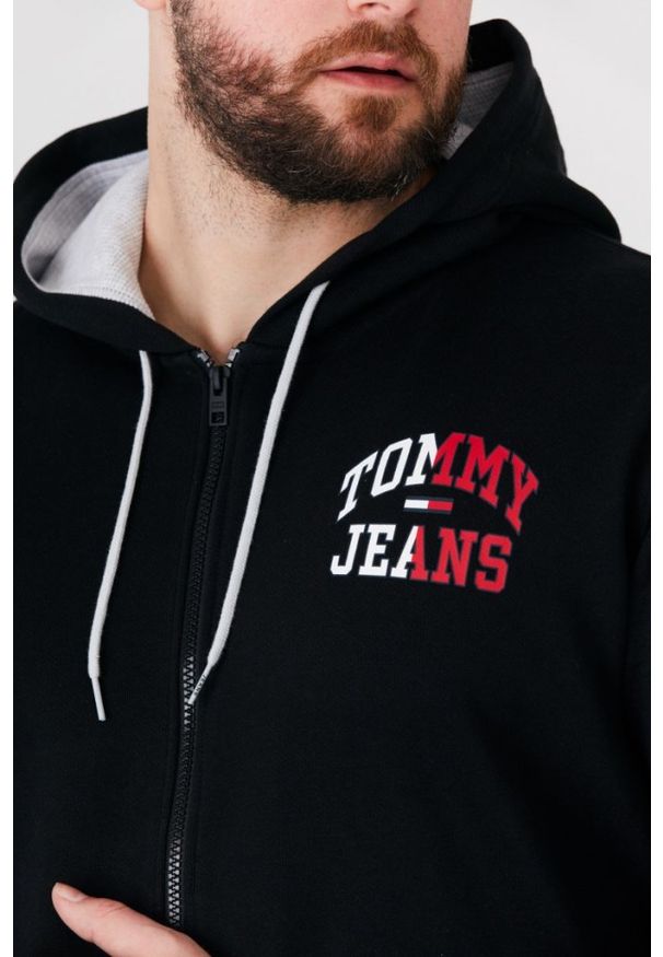 Tommy Jeans - TOMMY JEANS Czarna bluza męska na zamek z dużym logo. Typ kołnierza: kaptur. Kolor: czarny