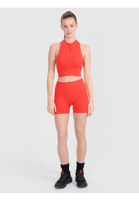 4f - 4F Legginsy krótkie bezszwowe treningowe damskie - czerwone XS/S. Stan: podwyższony. Kolor: czerwony. Materiał: dzianina, włókno, materiał, syntetyk. Długość: krótkie. Wzór: gładki, ze splotem. Sport: fitness