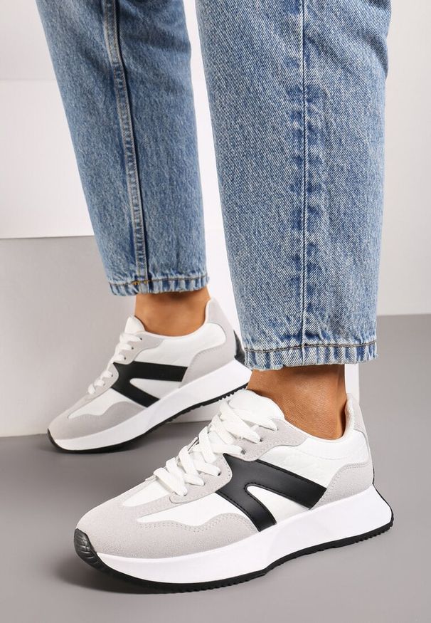 Born2be - Białe Płaskie Sneakersy z Geometrycznym Wzorem Nawla. Kolor: biały. Wzór: geometria