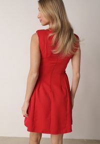 Born2be - Czerwona Elegancka Sukienka Bez Rękawów Zdobiona Przypinkami w Talii Rhaegina. Kolor: czerwony. Materiał: materiał, tkanina. Długość rękawa: bez rękawów. Wzór: aplikacja. Sezon: lato. Typ sukienki: trapezowe. Styl: elegancki #2