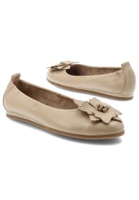 Baleriny damskie Armodo, cholewka ze skóry naturalnej z dekoracyjną aplikacją na przodzie elastyczna konstrukcja ułatwiająca zakładanie oraz płaska p. Okazja: na co dzień. Kolor: beżowy. Materiał: skóra. Szerokość cholewki: normalna. Wzór: aplikacja. Styl: casual, elegancki, klasyczny #8