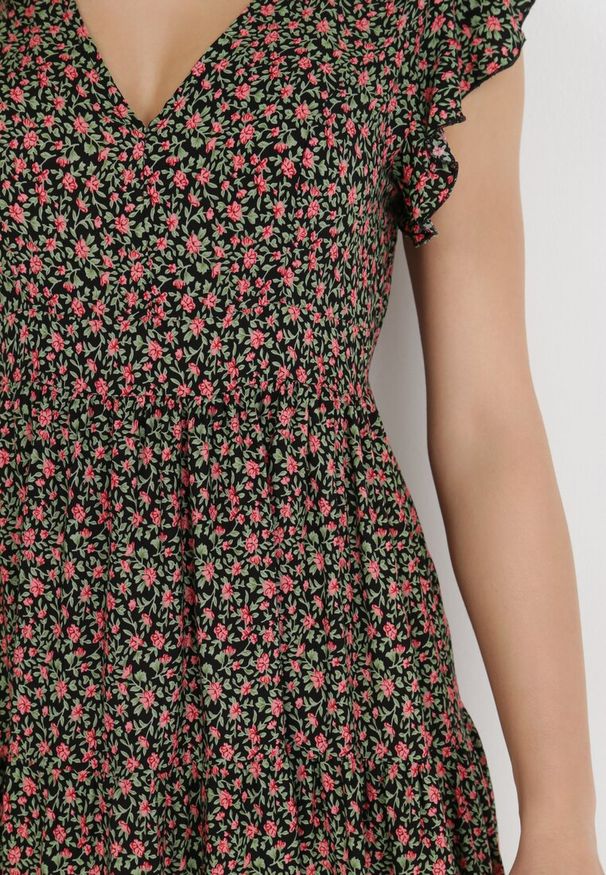 Born2be - Czarna Sukienka Diomanassa. Typ kołnierza: dekolt w serek. Kolor: czarny. Materiał: tkanina. Wzór: nadruk, kwiaty. Sezon: wiosna, lato. Długość: mini