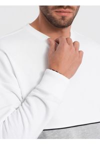 Ombre Clothing - Bluza męska OVERSIZE z kontrastowym łączeniem kolorów - biało-szara V1 OM-SSNZ-0130 - XXL. Kolor: szary. Materiał: poliester, materiał, bawełna. Wzór: aplikacja