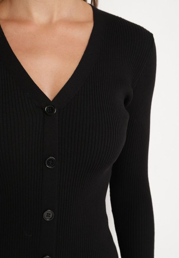 Born2be - Czarna Sweterkowa Sukienka z Wiskozą i Guzikami Vortieska. Okazja: na spotkanie biznesowe. Typ kołnierza: dekolt w serek. Kolor: czarny. Materiał: wiskoza. Długość rękawa: długi rękaw. Typ sukienki: dopasowane. Styl: biznesowy, elegancki