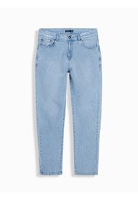 Ombre Clothing - Męskie spodnie jeansowe CARROT FIT z delikatnymi przetarciami – jasnoniebieskie V2. Okazja: na co dzień. Kolor: niebieski. Materiał: jeans. Wzór: aplikacja. Styl: casual #8