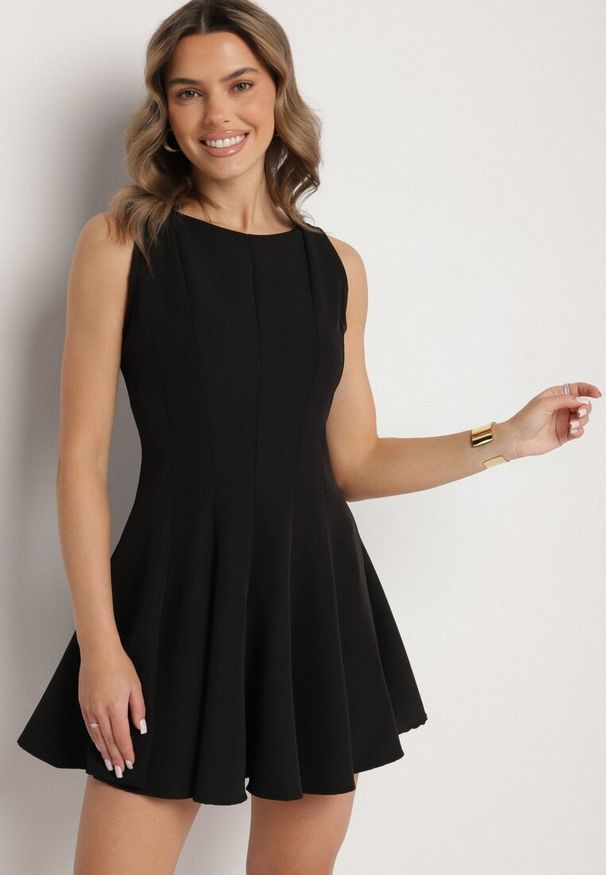 Born2be - Czarna Rozkloszowana Sukienka Ozdobiona Przeszyciami Evinini. Kolor: czarny. Wzór: aplikacja. Styl: klasyczny, elegancki