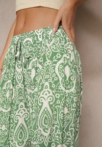 Renee - Ciemnozielone Wiskozowe Spodnie High Waist Zdobione Ornamentalnym Printem Jenavitha. Stan: podwyższony. Kolor: zielony. Materiał: wiskoza. Wzór: aplikacja, nadruk. Sezon: lato, wiosna. Styl: klasyczny, elegancki
