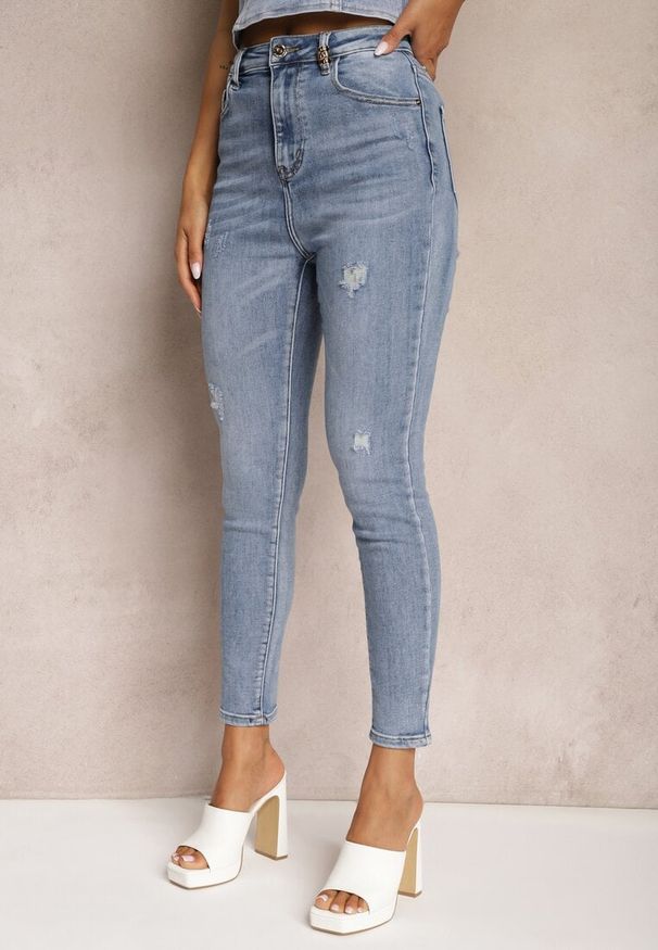 Renee - Jasnoniebieskie Casualowe Skinny Jeansy z Bawełny z Przetarciami na Nogawkach Cirea. Okazja: na co dzień. Kolor: niebieski. Styl: casual