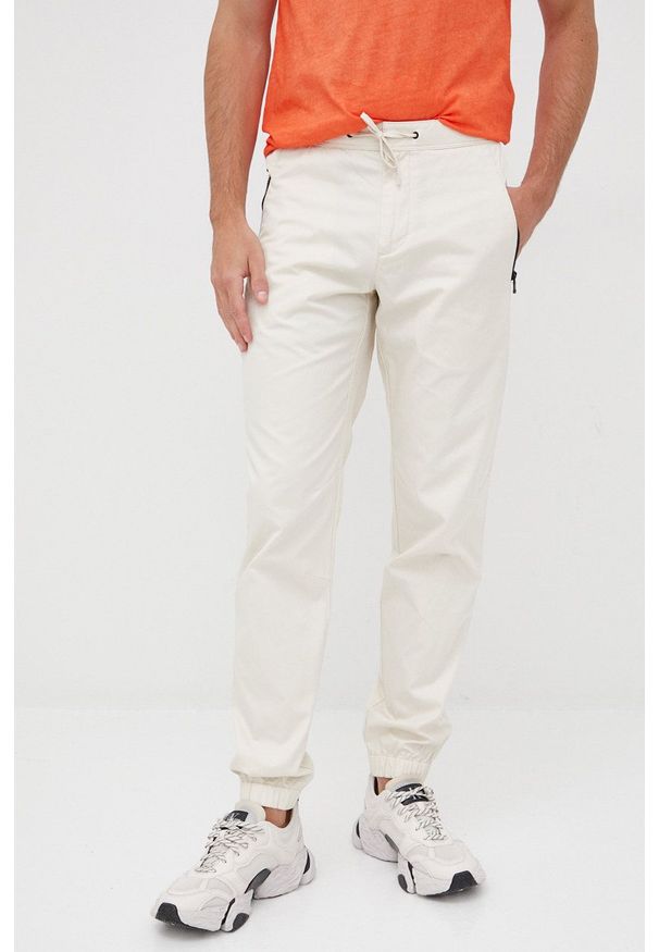 Sisley spodnie bawełniane męskie kolor beżowy joggery. Kolor: beżowy. Materiał: bawełna