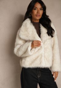 Renee - Beżowa Kurtka Futrzana Ozdobiona Kołnierzem Avelire. Okazja: na co dzień. Kolor: beżowy. Materiał: futro. Wzór: aplikacja. Styl: casual, elegancki