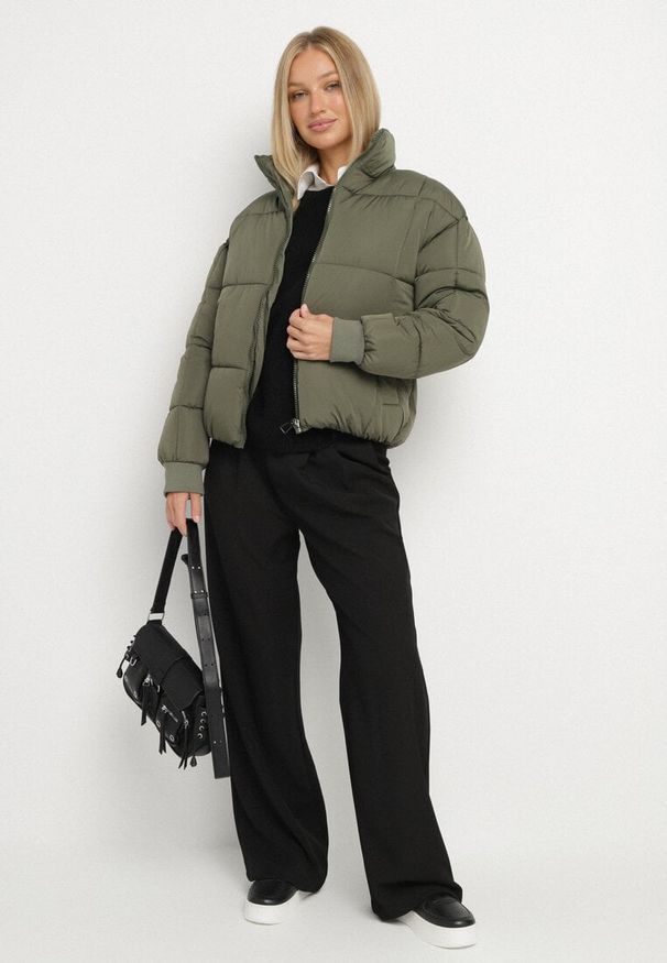 Born2be - Ciemnozielona Pikowana Kurtka Puffer o Prostym Kroju ze Ściągaczami przy Rękawach Suzzana. Okazja: na spacer, na co dzień. Kolor: zielony. Materiał: poliester, jeans. Styl: casual, elegancki