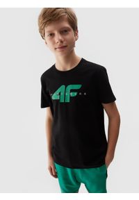 4f - T-shirt z bawełny organicznej z nadrukiem chłopięcy - czarny. Okazja: na co dzień. Kolor: czarny. Materiał: bawełna. Wzór: nadruk. Sezon: lato. Styl: casual, sportowy