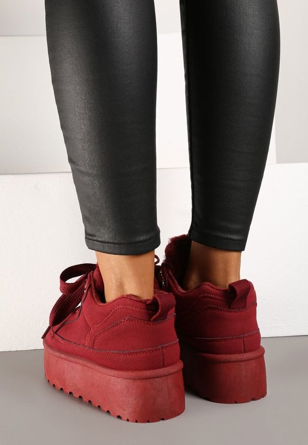 Renee - Bordowe Sneakersy Vices Stylizowane na Śniegowce na Platformie Obszyte Futerkiem Naleris. Kolor: czerwony. Materiał: futro. Obcas: na platformie