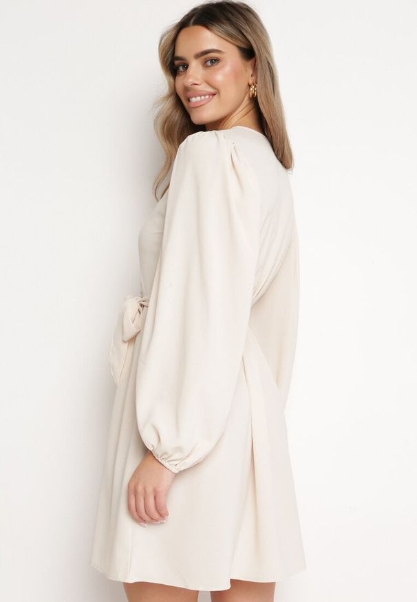 Born2be - Beżowa Sukienka z Gumką i Wiązaniem w Talii z Bufiastymi Rękawami Noxima. Kolor: beżowy