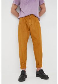 Desigual spodnie męskie kolor żółty w fasonie chinos. Okazja: na co dzień. Kolor: żółty. Materiał: materiał, bawełna, tkanina. Wzór: gładki. Styl: casual
