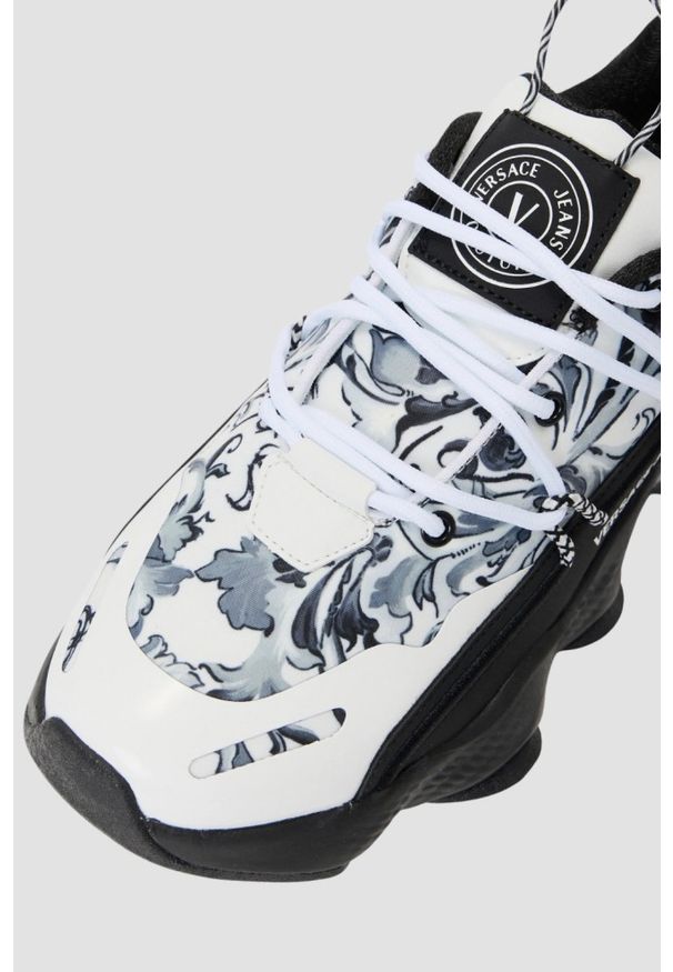 Versace Jeans Couture - VERSACE JEANS COUTURE Białe męskie sneakersy Fondo Nomo Dis. 15. Kolor: biały