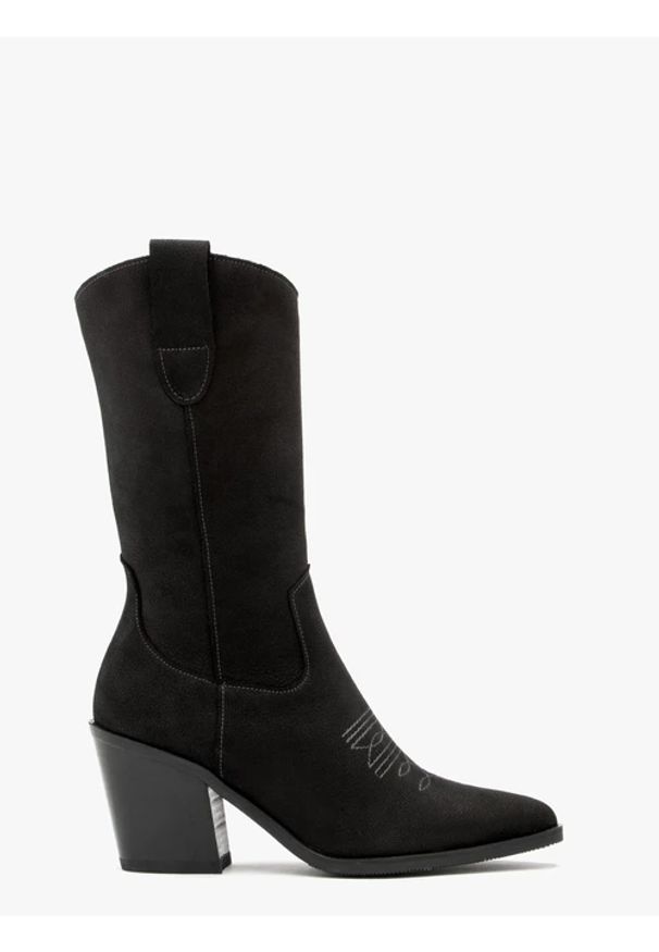 Ryłko - Czarne kozaki typu kowbojki z cholewką do połowy łydki. Zapięcie: zamek. Kolor: czarny. Materiał: nubuk. Szerokość cholewki: normalna. Wzór: haft. Obcas: na obcasie. Styl: street. Wysokość obcasa: średni