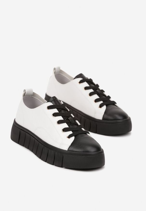 Renee - Biało-Czarne Płaskie Sneakersy Vices ze Sznurowaniem Lorori. Okazja: na co dzień. Zapięcie: sznurówki. Kolor: biały. Materiał: jeans. Sezon: lato, wiosna