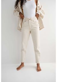 marsala-butik.pl - Spodnie jeansowe typu mom fit w kolorze BEIGE JEANS - JUST-XS. Stan: podwyższony. Materiał: jeans. Wzór: gładki #1