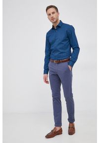 Calvin Klein Koszula bawełniana męska kolor granatowy slim z kołnierzykiem klasycznym. Typ kołnierza: kołnierzyk klasyczny. Kolor: niebieski. Materiał: bawełna. Długość rękawa: długi rękaw. Długość: długie. Styl: klasyczny
