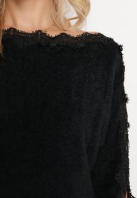 Born2be - Czarny Sweter Ozdobiony Koronką Przy Dekolcie i na Rękawach z Wiskozą Mildroa. Kolor: czarny. Materiał: wiskoza, koronka. Wzór: aplikacja, koronka. Sezon: zima #4