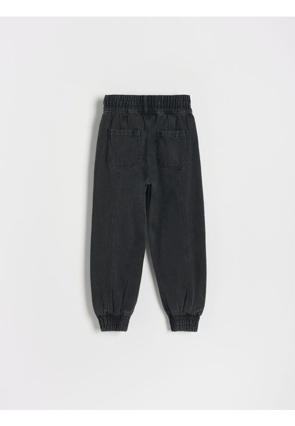 Reserved - Classic denim joggers - czarny. Kolor: czarny