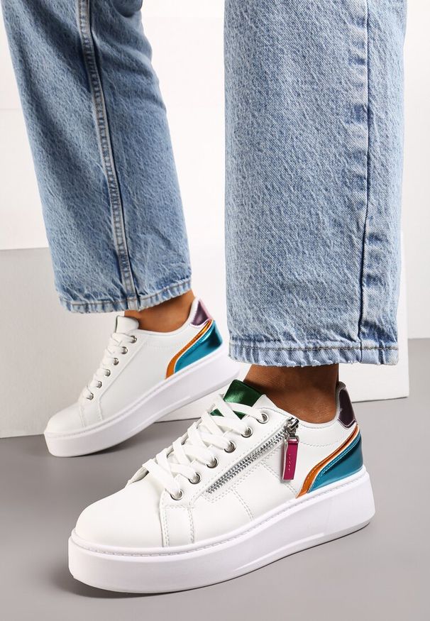 Renee - Biało-Niebieskie Sneakersy z Ozdobnym Suwakiem i Platformą Iolanna. Nosek buta: okrągły. Zapięcie: sznurówki. Kolor: biały. Materiał: materiał. Obcas: na platformie. Wysokość obcasa: niski