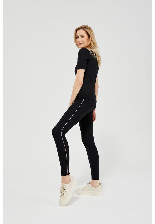 MOODO - Legginsy z lampasami. Materiał: bawełna, elastan, guma. Długość: długie. Wzór: gładki. Styl: klasyczny