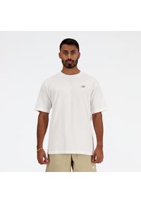 Koszulka męska New Balance MT41509WT – biała. Kolor: biały. Materiał: dresówka, bawełna. Długość rękawa: krótki rękaw. Długość: krótkie. Wzór: haft