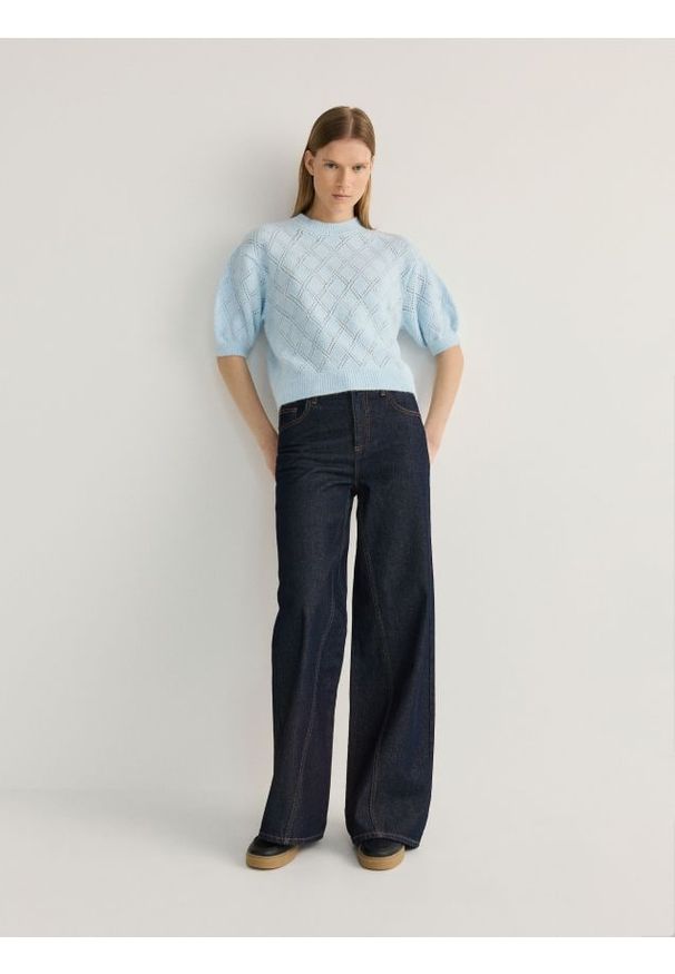 Reserved - Sweter w ażurowy wzór - jasnoniebieski. Kolor: niebieski. Materiał: dzianina. Wzór: ażurowy