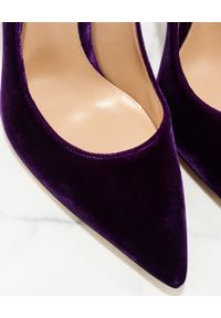 GIANVITO ROSSI - Fioletowe szpilki Velvet Pumps. Kolor: różowy, wielokolorowy, fioletowy. Materiał: tkanina, materiał. Obcas: na szpilce. Styl: klasyczny #6