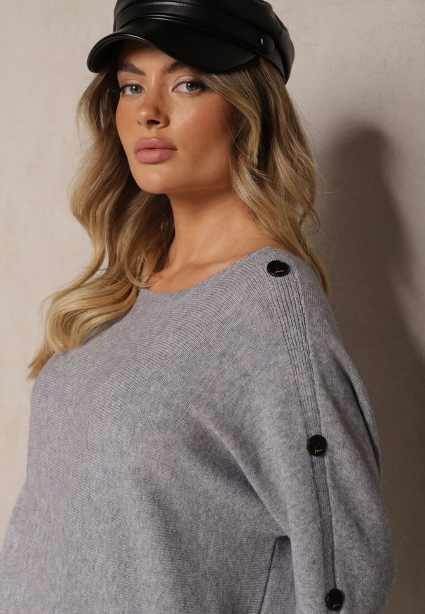 Renee - Szary Sweter z Wiskozą i Bawełną Ozdobiony Guzikami Ciavonne. Okazja: na co dzień. Kolor: szary. Materiał: bawełna, wiskoza. Długość rękawa: długi rękaw. Długość: długie. Wzór: aplikacja. Styl: casual