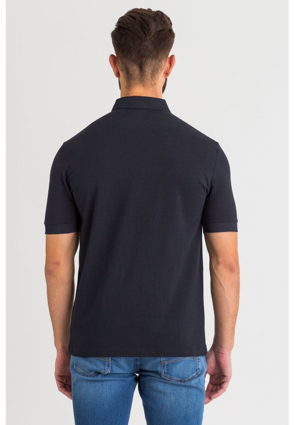 POLO Armani Exchange. Typ kołnierza: polo. Wzór: jednolity, nadruk. Styl: sportowy