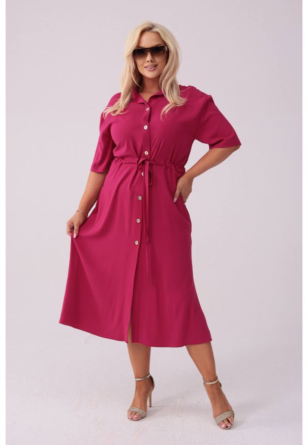 Moda Size Plus Iwanek - Elegancka amarantowa sukienka szmizjerka Giulia PLUS SIZE OVERSIZE XXL. Okazja: na spotkanie biznesowe. Kolekcja: plus size. Kolor: różowy. Materiał: wiskoza, tkanina. Wzór: kolorowy. Typ sukienki: szmizjerki, dla puszystych, oversize. Styl: elegancki. Długość: midi