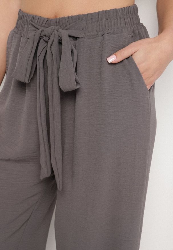 Born2be - Ciemnoszare Szerokie Spodnie z Wiskozą Wiązane w Pasie Zilenna. Okazja: na co dzień. Kolor: szary. Materiał: wiskoza. Styl: klasyczny, elegancki, casual