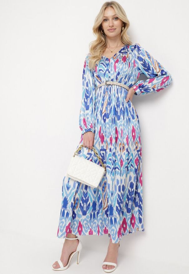 Born2be - Niebieska Sukienka Maxi z Wzorem Etno i Gumką w Talii Junimiza. Kolor: niebieski. Materiał: materiał. Długość rękawa: długi rękaw. Styl: etno. Długość: maxi