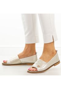 POTOCKI - Złote skórzane płaskie sandały damskie Potocki 19397. Okazja: na co dzień. Kolor: złoty. Materiał: skóra. Wzór: aplikacja. Sezon: wiosna, lato. Obcas: na płaskiej podeszwie. Styl: casual, elegancki #1