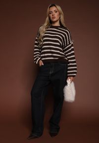 Renee - Ciemnobrązowy Oversizowy Sweter w Paski z Dzianiny z Wełną i Wiskozą Aventole. Okazja: na co dzień. Kolor: brązowy. Materiał: wełna, wiskoza, dzianina. Wzór: paski. Styl: klasyczny, casual, elegancki #3