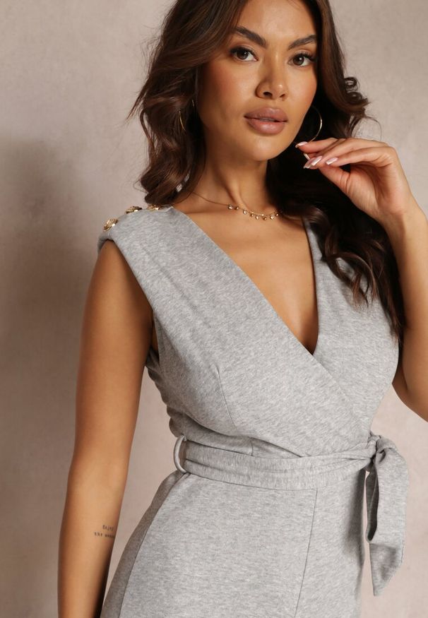 Renee - Jasnoszary Długi Kombinezon Wiązany w Pasie z Guzikami Na Ramionach Amile. Kolekcja: dla wysokich. Kolor: szary. Materiał: prążkowany, materiał. Długość rękawa: bez rękawów. Długość: długie. Wzór: aplikacja