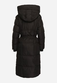 Born2be - Czarna Długa Kurtka Pikowana z Kapturem i Wysokim Kołnierzem Wiązana w Talii Zevrira. Okazja: na co dzień. Typ kołnierza: kaptur. Kolor: czarny. Materiał: materiał, dzianina, jeans. Długość: długie. Styl: klasyczny, casual, sportowy #5