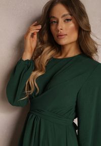 Renee - Ciemnozielona Sukienka Rozkloszowana z Gumką w Pasie Thelo. Kolor: zielony. Materiał: tkanina. Długość rękawa: długi rękaw. Wzór: jednolity, gładki. Styl: klasyczny, elegancki. Długość: mini #3