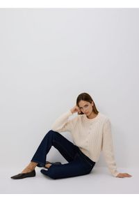 Reserved - Sweter z dekoracyjnym splotem - kremowy. Kolor: kremowy. Materiał: wełna, dzianina. Wzór: ze splotem