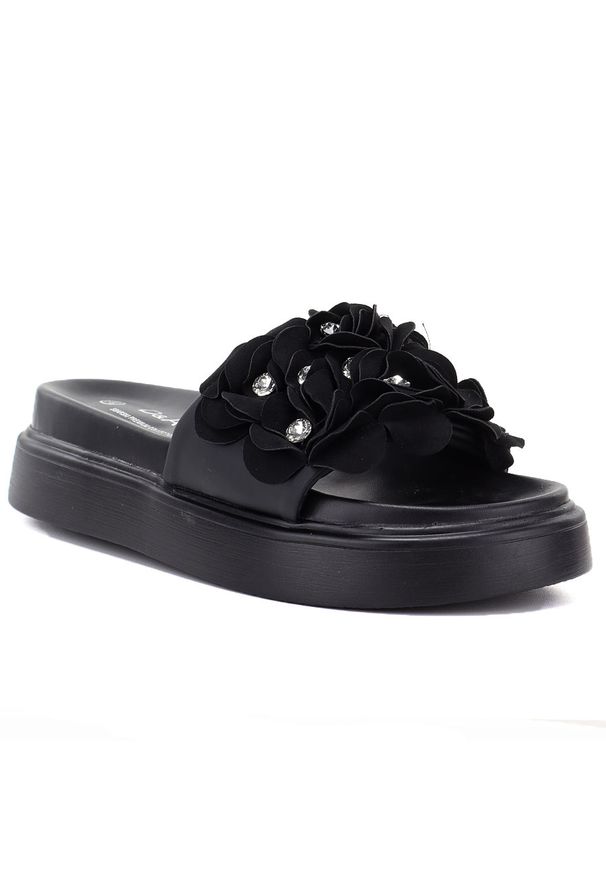 d&a - Klapki damskie na platformie w kwiaty czarne D&A by S.Barski MR61-9015. Kolor: czarny. Materiał: skóra ekologiczna. Wzór: kwiaty. Obcas: na platformie