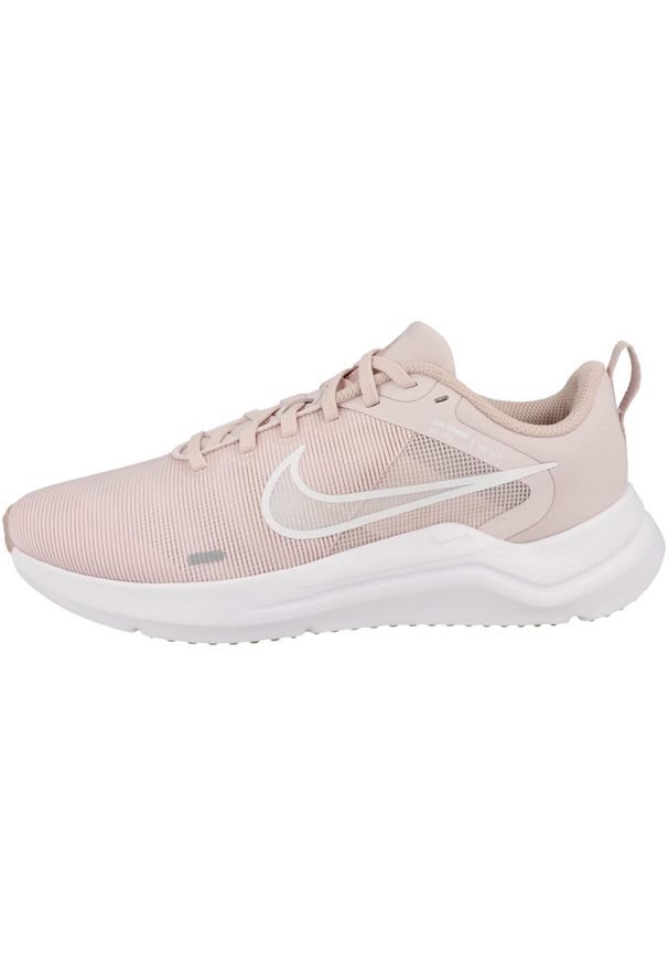 Buty do chodzenia damskie Nike Downshifter 12. Zapięcie: sznurówki. Kolor: różowy. Materiał: tkanina, materiał, syntetyk. Szerokość cholewki: normalna. Model: Nike Downshifter. Sport: turystyka piesza