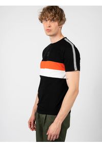 Antony Morato T-shirt | MMKS01835-FA100144 | Mężczyzna | Czarny. Okazja: na co dzień. Kolor: czarny. Materiał: bawełna. Wzór: paski, aplikacja, nadruk. Styl: casual