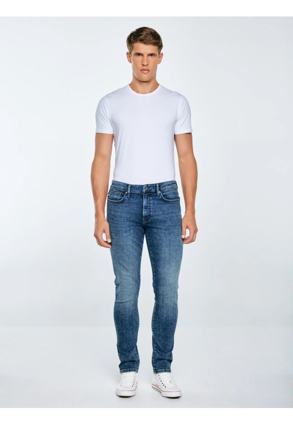 Big-Star - Jeansy męskie z przetarciami niebieskie Terry Carrot 441. Stan: obniżony. Kolor: niebieski. Styl: klasyczny