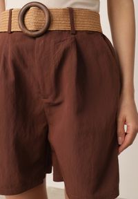Born2be - Brązowe Szorty Casual z Wiskozą Wysokim Stanem i Plecionym Paskiem Evena. Okazja: na co dzień. Stan: podwyższony. Kolor: brązowy. Materiał: wiskoza. Styl: casual #4